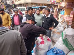 अनाधिकृत प्लास्टिक के बैग की विक्रय एवं भंडारण करने पर प्रशासन की कड़ी कार्यवाही