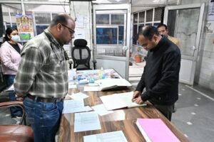 जिलाधिकारी देर रात्रि को उप जिला मेला चिकित्सालय एव जिला महिला चिकित्सालय का औचक निरीक्षण कर लिया स्वास्थ्य सुविधाओं का जायजा