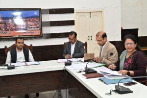 जिला अधिकारी द्वारा जिला आपदा प्रबन्धन के तहत किए जा रहे निर्माण कार्यों की समीक्षा बैठक आयोजित की गई