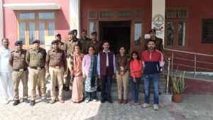 अधिवर्षता पूर्ण कर सेवानिवृत्त हो रहे हे0का0 की जीआरपी पुलिस अधीक्षक कार्यालय में सम्मानपूर्ण विदाई दी गयी