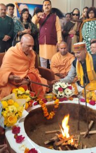 Swami Avdheshanand Giri, स्वामी अवधेशानंद गिरि महाराज ने गुरु गोरखनाथ के घूने में अग्नि प्रज्जवलित कर शुभारंभ किया।