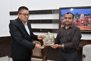 अधिवर्षता आयु पूर्ण करने पर अपर जिलाधिकारी दीपेंद्र सिंह नेगी को दी भावभीनी विदाई