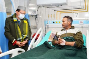 मुख्यमंत्री ने देहरादून पहुंचकर उपचार हेतु भर्ती वरिष्ठ पत्रकार श्री कैलाश जोशी का कुशलक्षेम जाना