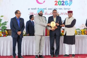 राज्यपाल ले.ज.(से.नि.) ने लोक भवन में आयोजित तीन दिवसीय बंसतोत्सव 2026 में उत्कृष्ट संचालन एवं संयोजन के लिए प्रो. डॉ. नरेश चौधरी को सम्मानित किया