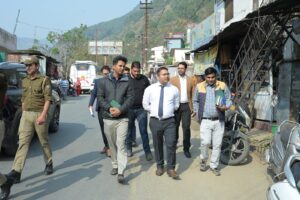 केदारनाथ यात्रा को लेकर जिलाधिकारी का तिलवाड़ा बाजार क्षेत्र में स्थलीय निरीक्षण