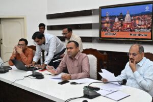 सीएम हेल्पलाइन पर दर्ज शिकायतों के समयबद्ध निस्तारण के लिए जिलाधिकारी ने अधिकारियों को दिए सख्त निर्देश