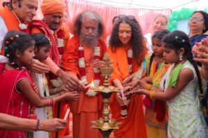 परमार्थ विद्या मन्दिर एवं परमार्थ नारी शक्ति व्यवसायिक प्रशिक्षण केन्द्र के शिक्षकों व शिक्षिकाओं को उत्कृष्ट शिक्षक सम्मान से किया सम्मानित