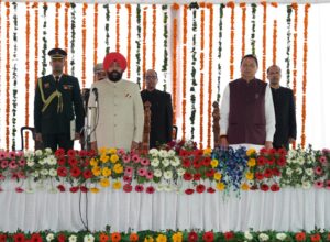 राज्यपाल ने शुक्रवार को लोक भवन में आयोजित शपथ ग्रहण समारोह में उत्तराखण्ड सरकार के मंत्रिपरिषद के नवनियुक्त मंत्रियों को पद एवं गोपनीयता की शपथ दिलाई