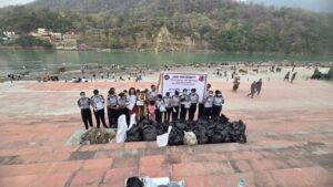 गंगा तट पर स्वच्छता का संकल्प: शिव गंगा क्लीनिंग ट्रस्ट के अभियान में NCC कैडेट्स और स्थानीय टीम की सक्रिय भागीदारी