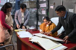 जिलाधिकारी ने किया कार्यालयों का औचक निरीक्षण