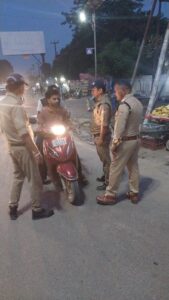 एसएसपी नवनीत सिंह के निर्देश पर जवानों की कसरत*  *जनपद के विभिन्न स्थानों पर चलाया जा रहा है सघन चैकिंग अभियान*  *हर संदिग्ध व्यक्ति/ वस्तु/ वाहन को चेक कर रही है पुलिस*  *चालकों को यातायात नियमों के पालन के लिए भी किया जा रहा है जागरूक