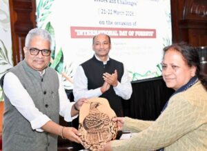 ICFRE की महानिदेशक कंचन देवी ने केंद्रीय पर्यावरण, वन एवं जलवायु परिवर्तन मंत्री श्री भूपेंद्र यादव को मुनस्यारी, पिथौरागढ़ की विशिष्ट कला पायरोग्राफी से बने उत्तराखंड के राजकीय पक्षी मोनाल का चित्र भेंट किया