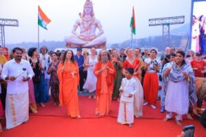 मानवता को एक चेतना, एक लय और एक वैश्विक परिवार के रूप में जोड़ने हेतु वैश्विक आध्यात्मिक योग महाकुंभ की परमार्थ निकेतन में शुरूआत, सैक्रेड सनराइज चेंटिंग के साथ हुआ इंटरनेशनल योग फेस्टिवल 2026 का भव्य शुभारम्भ