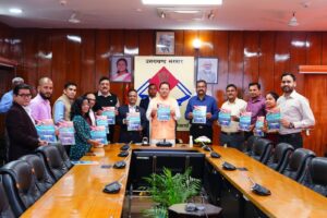 मुख्यमंत्री ने उत्तराखण्ड सचिवालय बैडमिंटन क्लब द्वारा प्रकाशित स्मारिका “प्रयास बेहतर कल के लिए” का विमोचन किया