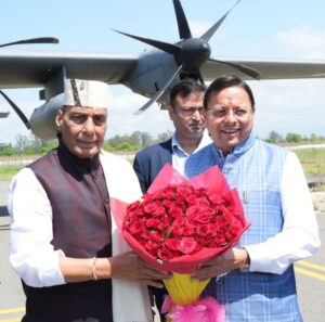 मुख्यमंत्री ने केंद्रीय रक्षा मंत्री श्री राजनाथ सिंह के देवभूमि उत्तराखंड आगमन पर पंतनगर एयरपोर्ट पर उनका स्वागत किया
