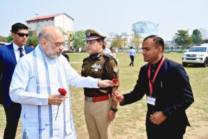 हेली पैड पर केन्द्रीय गृह मंत्री का स्वागत करते हुए जिलाधिकारी मयूर दीक्षित एवं वरिष्ठ पुलिस अधीक्षक नवनीत सिंह भुल्लर