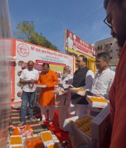 सुंदरकांड का पाठ कर 51 किलो लड्डुओं का भोग लगाकर मनाया हनुमान जन्मोत्सव