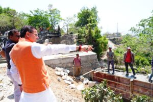 मुख्यमंत्री ने मसूरी रोड स्थित शिव मंदिर के निर्माणाधीन पुल का स्थलीय निरीक्षण किया