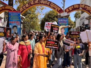 नारी शक्ति वंदन अधिनियम का विरोध करने वाले विपक्ष के खिलाफ डीएवी कॉलेज चौक पर महिलाओं का विरोध प्रदर्शन