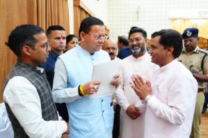 मुख्यमंत्री ने मुख्य सेवक सदन में प्रदेशभर से आए नागरिकों की समस्याएं सुनीं