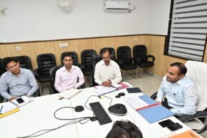 डिजिटल क्रॉप सर्वे (डीसीएस) की धीमी प्रगति पर जिलाधिकारी मयूर दीक्षित ने नाराजगी व्यक्त की