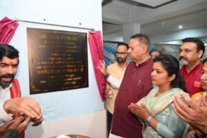 बार्लोगंज स्थित सनातन धर्मसभा में सामुदायिक हाल के सुधारीकरण कार्य का लोकार्पण करते कैबिनेट मंत्री गणेश जोशी