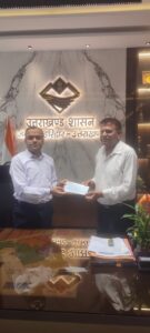 डा नरेश चौधरी को नेक राहवीर के रूप में जिलाधिकारी हरिद्वार ने पांच हजार का चैक देकर किया सम्मानित