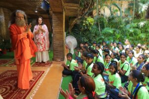 दर्द से दिव्यता तक रेस्क्यू फाउंडेशन की सैकड़ों बच्चियों ने परमार्थ निकेतन में पाया जीवन का नया सूर्याेदय