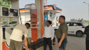 खाद्य आपूर्ति विभाग की टीम ने लक्सर क्षेत्र के विभिन्न पैट्रोल पंपों का औचक निरीक्षण कर छापेमारी की