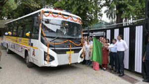 अब बस से स्कूल आएंगे अपने आधुनिक इंटेसिव केयर संेटर के बच्चे; एक बस व इंटेंसिव केयर सेंटर में नव निर्मित डॉरमेट्री का डीएम ने किया उद्घाटन