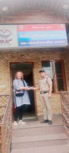 गंगा आरती देखने आयी विदेशी महिला मोबाइल खो जाने से थी परेशान