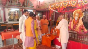 गीता आश्रम में आश्रम संस्थापक ब्रह्मलीन गुरुदेव महामंडलेश्वर स्वामी वेदव्यासानंद सरस्वती जी महाराज के शिष्य एवं आश्रम के धर्म प्रचारक ब्रह्मलीन स्वामी संतोषानंद सरस्वती की छठी पुण्यतिथि पर उन्हें हार्दिक श्रद्धांजलि अर्पित की