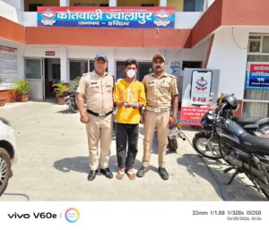 चैकिंग के दौरान पुलिस ने एक संदिग्ध धरा, संदिग्ध के कब्जे से चाकू बरामद