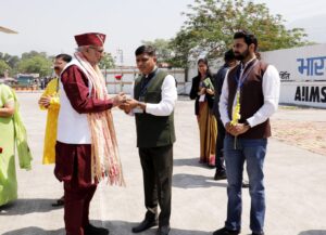 देवभूमि उत्तराखंड आगमन पर उपराष्ट्रपति श्री सी .पी. राधाकृष्णन जी का राज्य मंत्री सुनील सैनी ने पुष्प भेट कर स्वागत किया