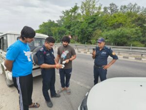 बिना नंबर प्लेट और ब्लैक फिल्म लगी कार पर कार्रवाई, सीपीयू पुलिस ने वाहन किया सीज