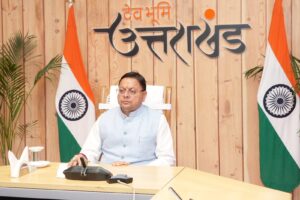 मुख्यमंत्री धामी मुख्यमंत्री आवास में प्रधानमंत्री श्री नरेन्द्र मोदी के नारी शक्ति वंदन अधिनियम पर दिए जा रहे संबोधन को सुन रहे हैं