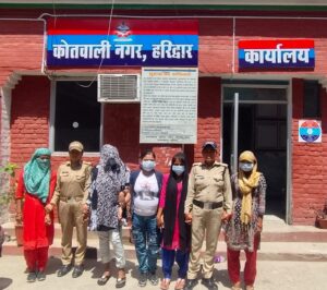 सार्वजनिक स्थान पर आने जाने वाले व्यक्तियों को अपनी ओर आकर्षित करने वाली महिलाओं को पुलिस ने हिरासत में लिया