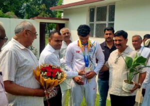 बीच एशियाई गेम्स में रजत पदक विजेता यथार्थ देशलाल को जिलाधिकारी मयूर दीक्षित ने किया सम्मानित