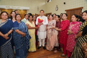 मुख्यमंत्री ने मुख्य सेवक सदन में प्रदेश के विभिन्न जनपदों से आए लोगों की समस्याओं को सुना