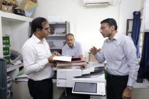 सब रजिस्टार कार्यालय विकासनगर में डीएम औचक निरीक्षण; पुराने विलेख पत्र रजिस्टर जब्त