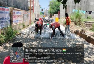 चारधाम यात्रा के दृष्टिगत सिवरेज के लिए खोदी गई सड़कों को त्वरित गति से ठीक करने के लिए दिन- रात किया जा रहा है निमार्ण कार्य