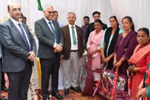 नई टिहरी में बहुउद्देशीय विधिक सेवा शिविर आयोजित, न्यायमूर्तियों ने आमजन को किया जागरूक