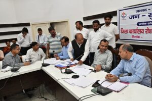 सीएम हेल्पलाइन में दर्ज शिकायतों का निस्तारण प्राथमिकता से करे संबंधित अधिकारी: डीएम