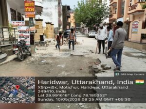 चारधाम यात्रा के दृष्टिगत सिवरेज के लिए खोदी गई सड़कों को त्वरित गति से ठीक करने के लिए दिन- रात किया जा रहा है निमार्ण कार्य