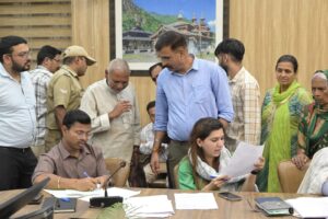 जनता दरबार में उमड़ी फरियादियों की भीड़, 201 शिकायतों पर प्रशासन ने की त्वरित सुनवाई