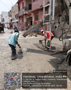 चारधाम यात्रा के दृष्टिगत सिवरेज के लिए खोदी गई सड़कों को त्वरित गति से ठीक करने के लिए दिन- रात किया जा रहा है निमार्ण कार्य