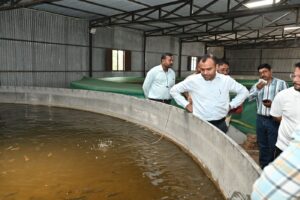 जनपद मे रंगीन मत्स्य पालन को बढ़ावा देने के लिए जिलाधिकारी मयूर दीक्षित ने रंगीन मत्स्य कलस्टर का किया स्थलीय निरीक्षण