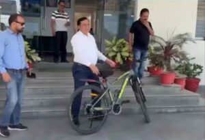 महानिदेशक सूचना श्री बंशीधर तिवारी स्वयं साइकिल से सूचना निदेशालय पहुंचे
