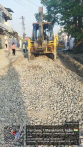 चारधाम यात्रा के दृष्टिगत सिवरेज के लिए खोदी गई सड़कों को त्वरित गति से ठीक करने के लिए दिन- रात किया जा रहा है निमार्ण कार्य
