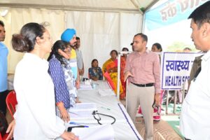 ऋषिकुल मैदान स्थित ऑफलाइन पंजीकरण केंद्र का जिलाधिकारी ने किया निरीक्षण, व्यवस्थाओं का लिया जायजा